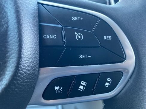 Used 2024 Chrysler Pacifica Limited image 33