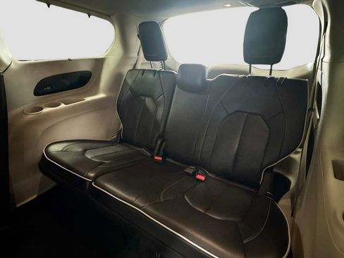 Used 2023 Chrysler Pacifica Limited FWD image 23