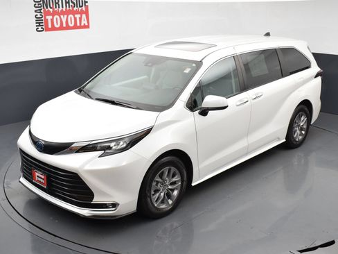 Used 2024 Toyota Sienna XLE FWD image 28
