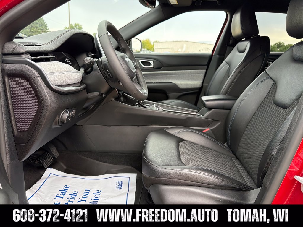 Used 2025 Jeep Compass Latitude w/ Sun & Sound Group AWD/4WD image 23