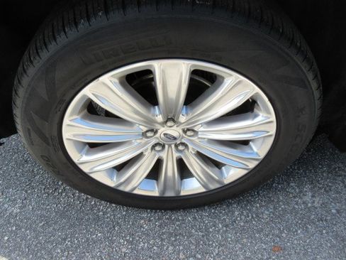 Used 2022 Ford Explorer Limited w/ Equipment Group 301A RWD image 11