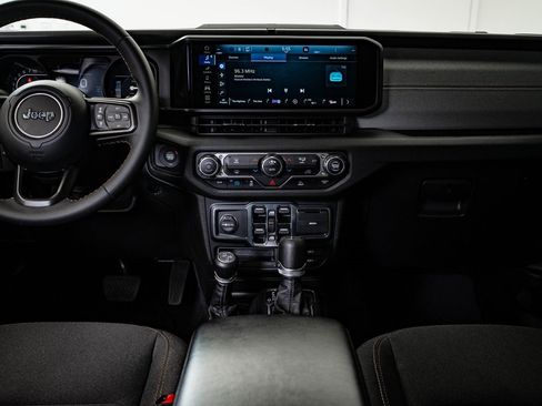 Used 2024 Jeep Wrangler Unlimited image 33