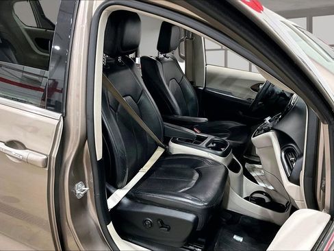 Used 2018 Chrysler Pacifica Touring-L Plus w/ Advanced Safetytec Group FWD image 7
