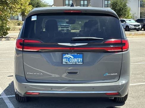Used 2023 Chrysler Pacifica Touring-L FWD image 5