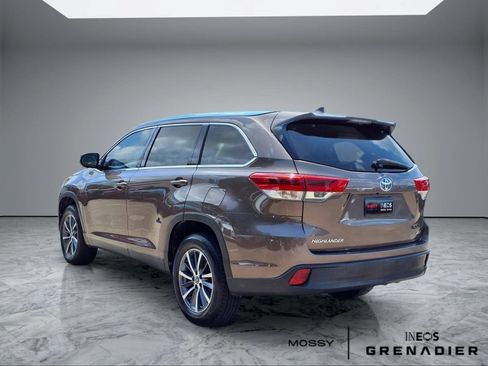 Used 2019 Toyota Highlander XLE FWD image 2
