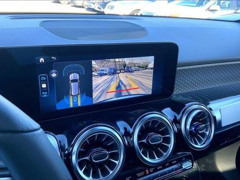 Used 2025 Mercedes-Benz GLB 250 4MATIC image 23