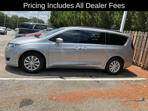 Used 2017 Chrysler Pacifica Touring-L FWD image 4