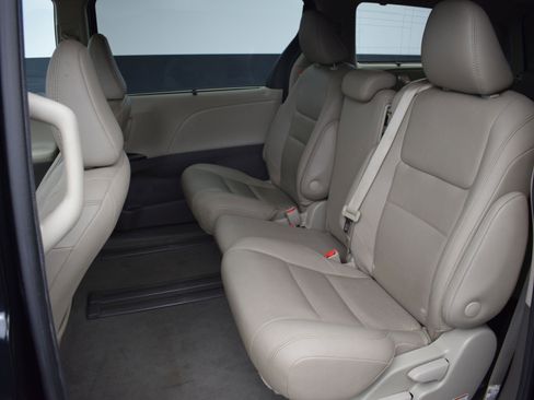 Used 2020 Toyota Sienna XLE image 15