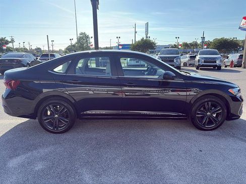 Certified 2024 Volkswagen Jetta SE w/ Panoramic Sunroof Package FWD image 4