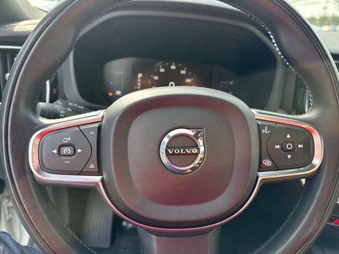 Used 2019 Volvo XC60 T5 Momentum w/ Premium Package image 18