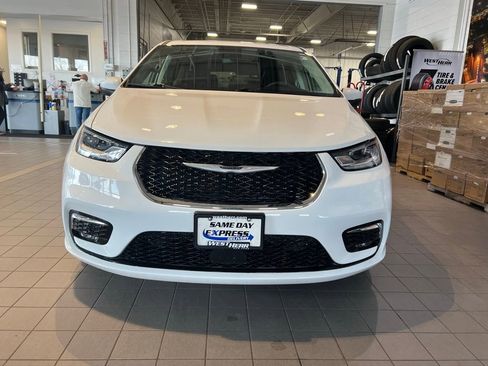 Used 2023 Chrysler Pacifica Touring-L FWD image 2