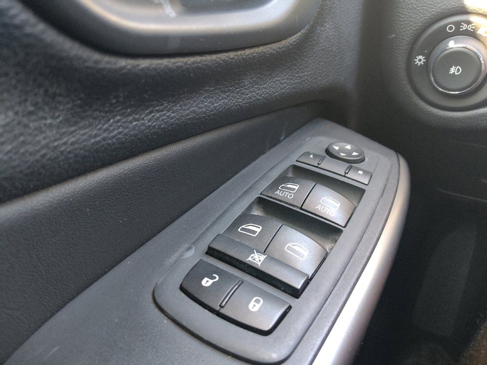Used 2020 Jeep Cherokee Latitude Plus FWD image 27