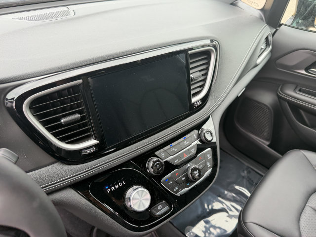 New 2026 Chrysler Pacifica Select AWD/4WD image 19