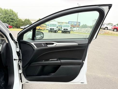 Used 2019 Ford Fusion SE FWD image 17