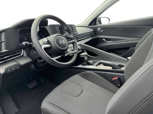 Certified 2025 Hyundai Elantra SE image 44