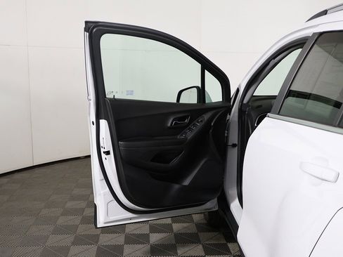 Used 2020 Chevrolet Trax LT image 15