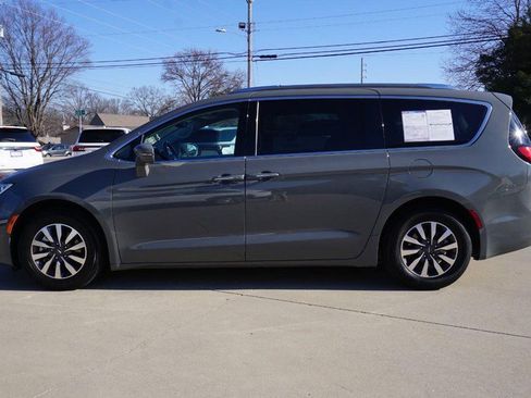 Used 2021 Chrysler Pacifica Touring-L image 6