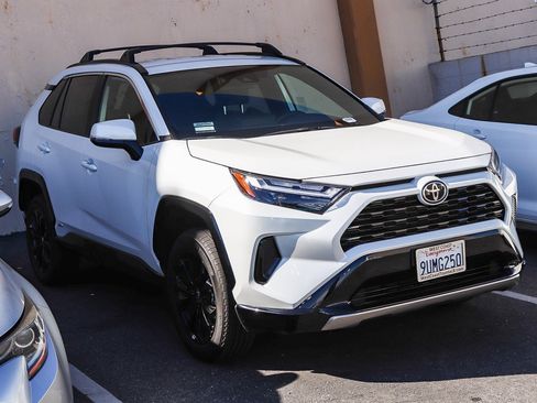 Used 2025 Toyota RAV4 SE image 3