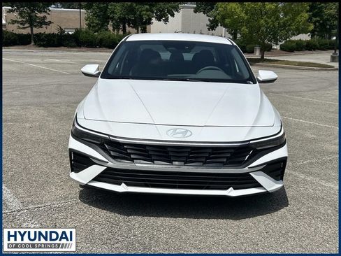 New 2026 Hyundai Elantra SE FWD image 2