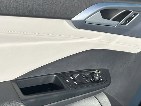 Used 2025 Volkswagen Taos SE w/ Panoramic Sunroof Package image 22