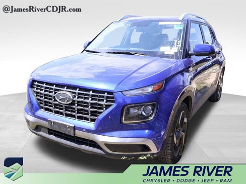 Used 2025 Hyundai Venue SEL FWD image 2