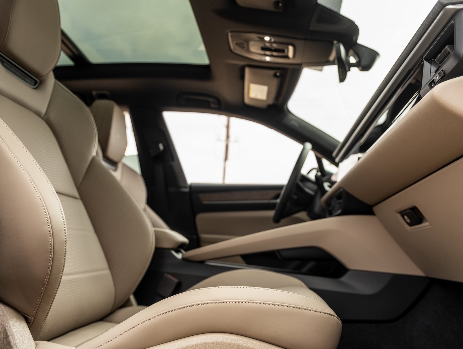 Certified 2025 Porsche Macan 4S Electric AWD/4WD image 45