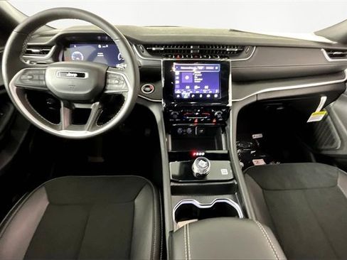 New 2025 Jeep Grand Cherokee Altitude image 6