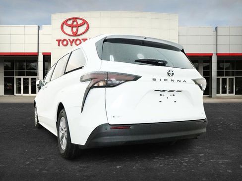 New 2026 Toyota Sienna XLE FWD image 19