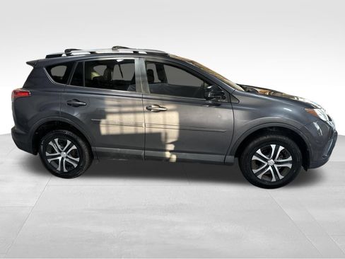 Used 2018 Toyota RAV4 LE FWD image 4