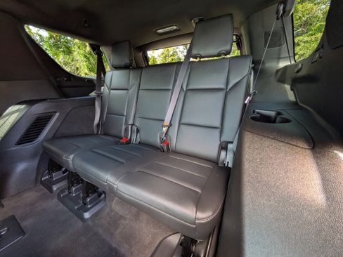 Used 2022 Cadillac Escalade Luxury image 11