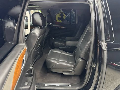 Used 2020 Cadillac Escalade ESV Luxury w/ Escalade Sport Edition AWD/4WD image 13