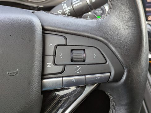 Used 2025 Cadillac XT6 Premium Luxury image 19