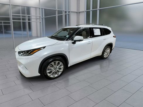 Used 2023 Toyota Highlander Limited AWD/4WD image 4