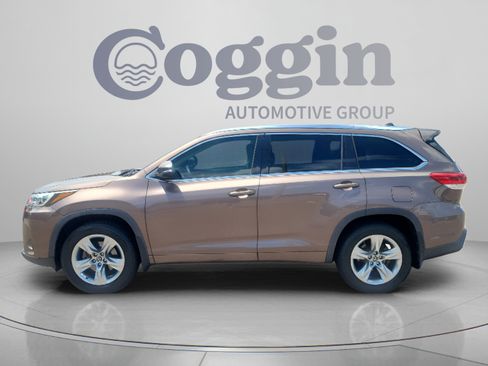 Used 2018 Toyota Highlander Limited FWD image 2