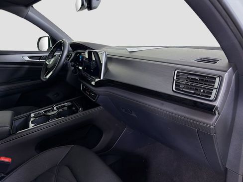 Used 2025 Volkswagen Atlas Cross Sport SE FWD image 33
