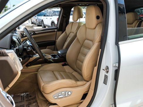 Used 2016 Porsche Cayenne Turbo w/ Premium Plus Package AWD/4WD image 30