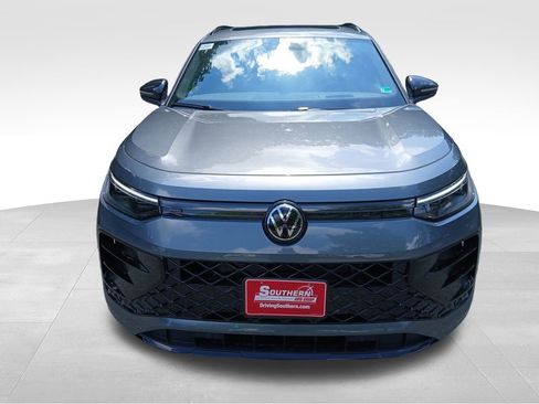 New 2025 Volkswagen Tiguan SE R-Line image 8
