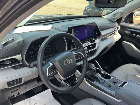 Used 2024 Toyota Highlander Limited image 24
