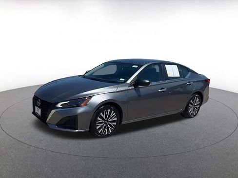 Used 2025 Nissan Altima 2.5 SV FWD image 9