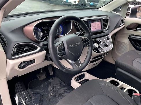 Used 2023 Chrysler Voyager LX image 8