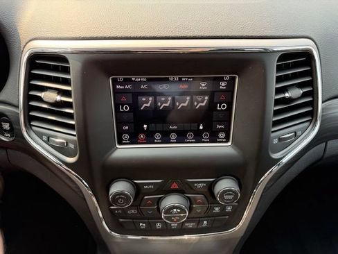 Used 2019 Jeep Grand Cherokee Laredo AWD/4WD image 18