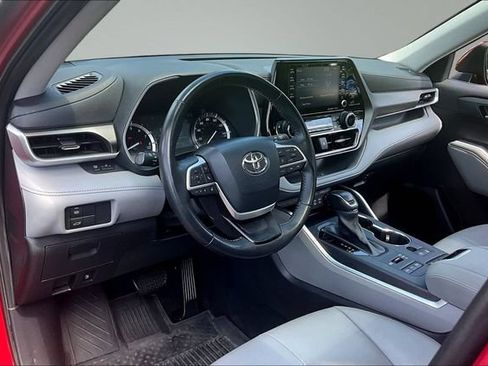 Used 2022 Toyota Highlander XLE AWD/4WD image 17
