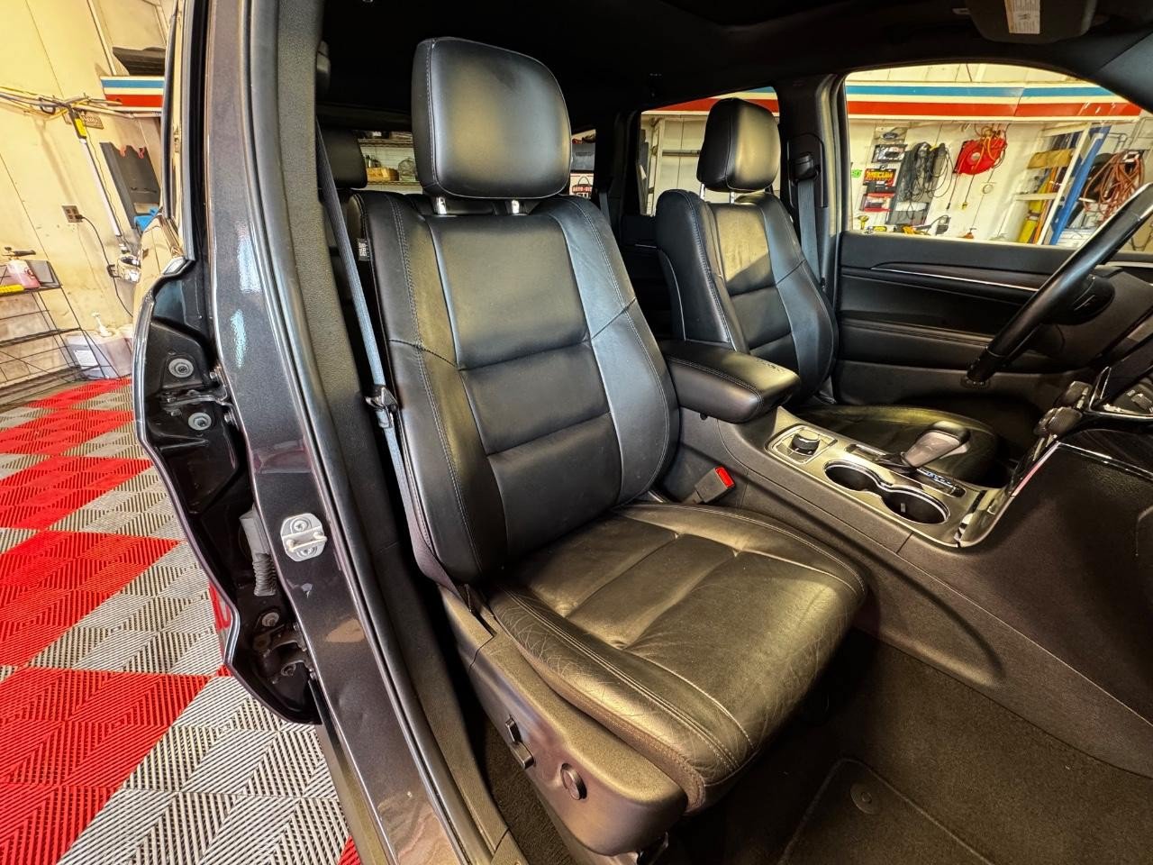 Used 2020 Jeep Grand Cherokee Limited AWD/4WD image 9