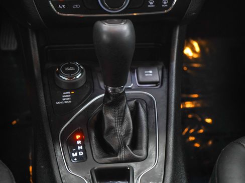 Used 2021 Jeep Cherokee Latitude Lux AWD/4WD image 19