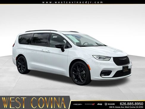 Used 2026 Chrysler Pacifica Limited w/ S Appearance Package FWD image 1