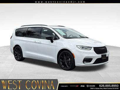 Used 2026 Chrysler Pacifica Limited w/ S Appearance Package