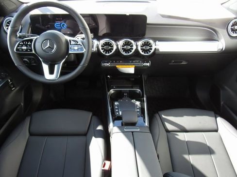 Used 2023 Mercedes-Benz EQB 300 4MATIC image 32