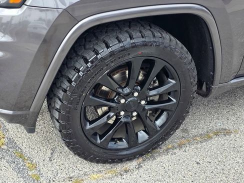 Used 2018 Jeep Grand Cherokee Altitude image 11