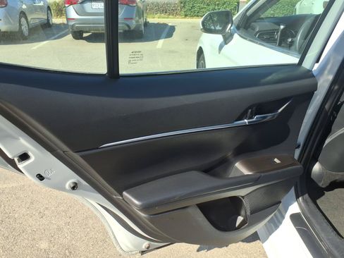 Used 2023 Toyota Camry SE FWD image 11