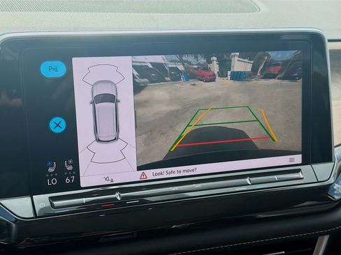Used 2024 Volkswagen Atlas SE w/ Panoramic Sunroof Package FWD image 11